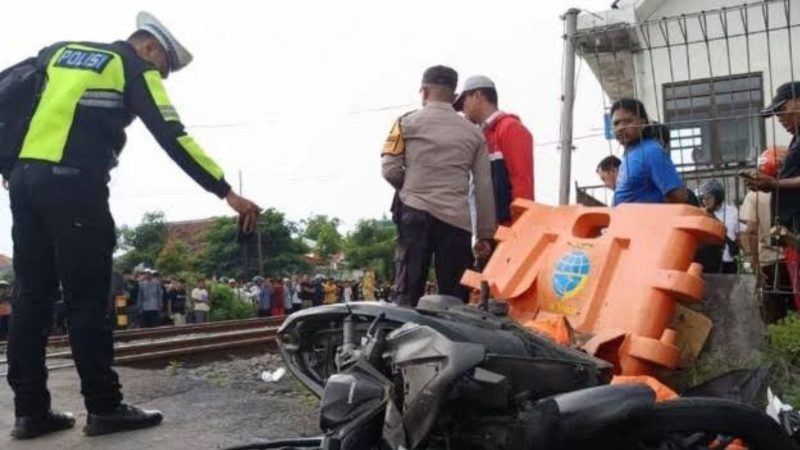 Pihak kepolisian yang melakukan olah TKP (Dok. Ist)