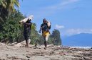 Warga yang berburu kayu hanyut (Dok. Ist)