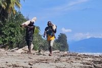 Warga yang berburu kayu hanyut (Dok. Ist)