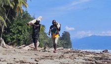 Warga yang berburu kayu hanyut (Dok. Ist)
