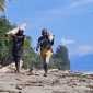 Warga yang berburu kayu hanyut (Dok. Ist)