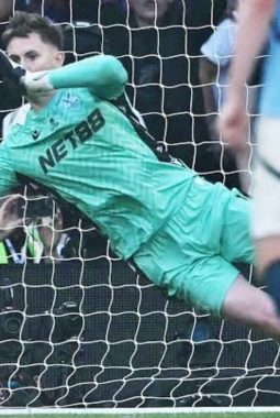 Kiper Crystal Palace, Dean Henderson, Tak Dapat Kartu Merah Meski Pegang Bola di Luar Kotak Penalti