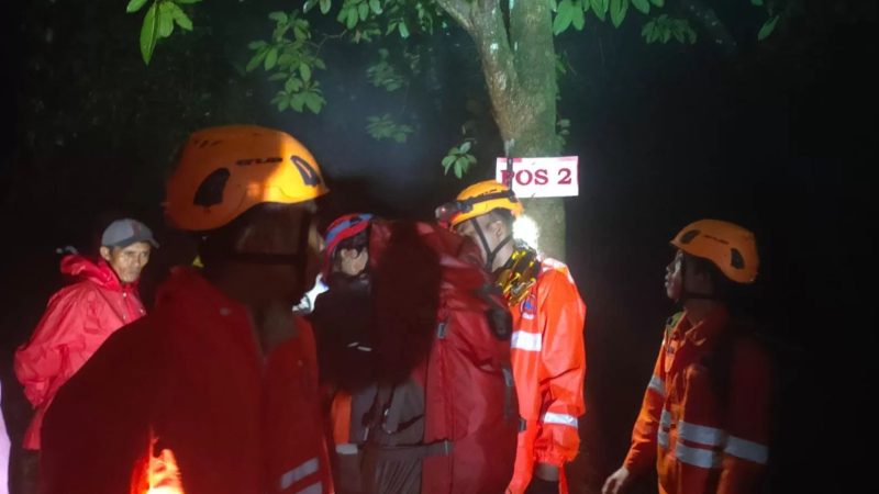 Proses pencarian pendaki yang hilang (Dok. Ist)