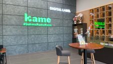 Cetak stiker label online cepat, premium, dan mudah hanya di Kame. Order kecil? Bisa! Kunjungi www.kame.co.id sekarang.