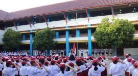 Anak saat mengikuti upacara di sekolah (Dok. Ist)