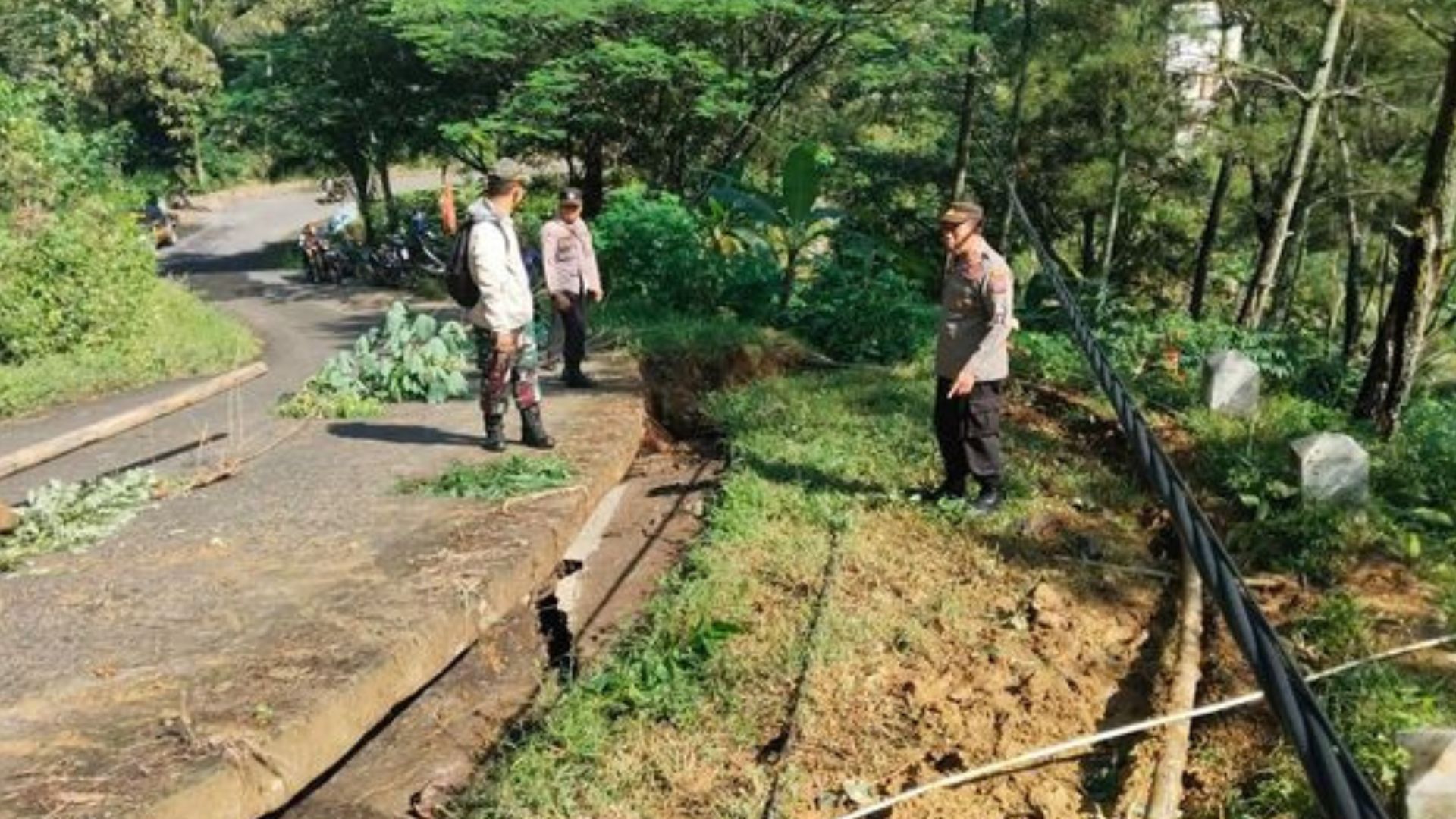 Longsor di Ponorogo-Trenggalek Tutup Jalan dan Bahayakan Kendaraan