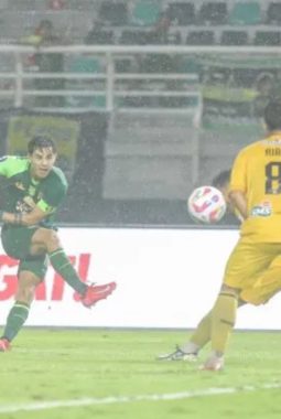 Persebaya Surabaya Berambisi Menang Meski Tanpa Paul Munster
