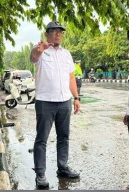 Kota Kediri Kebanjiran, Wali Kota Vinanda Turun Langsung dan Pungut Sampah di Drainase