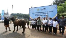 Perwakilan Gereja Katedral saat memberikan hewan Qurban ke Masjid Istiqlal (Dok. Ist)
