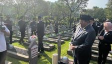 Rano Karno saat ziarah (Dok. Ist)