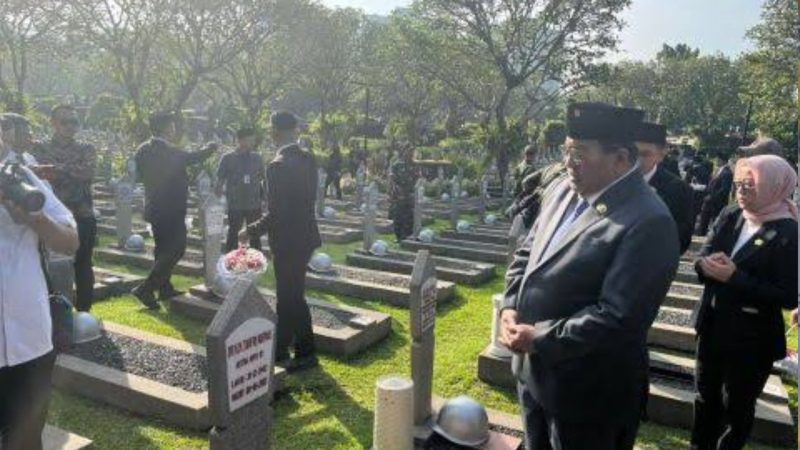 Rano Karno saat ziarah (Dok. Ist)