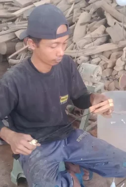 Menjelang Bulan Suro, Perajin Warangka di Jombang Kebanjiran Pesanan, Bahan Baku Didatangkan dari Luar Daerah