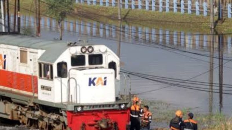Jalur kereta api yang terendam banjir (Dok. Ist)