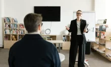 Penilaian kinerja penting bagi organisasi perhotelan. Pelajari metode 360 derajat dan alasannya cocok untuk menilai karyawan hotel.