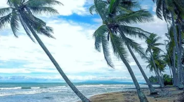 Liburan ke Pantai Sambolo Serang? Siap-Siap Dimanjakan Pasir Putih dan Serunya Wahana Air!