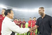 Momen presiden Prabowo turun ke lapangan untuk memberikan hormat kepada Squad Garuda (Dok.  Ist)