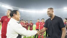 Momen presiden Prabowo turun ke lapangan untuk memberikan hormat kepada Squad Garuda (Dok.  Ist)