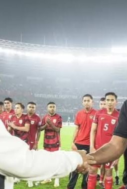 Dukung Langsung Timnas, Prabowo Beri Salam Hormat Usai Kemenangan atas China