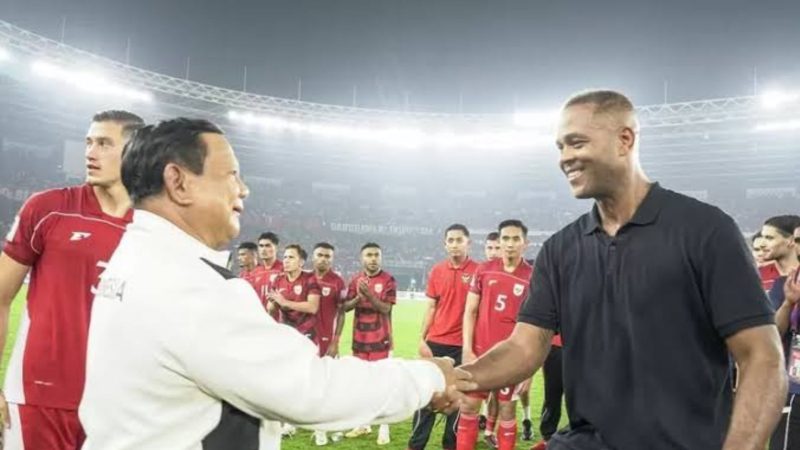 Momen presiden Prabowo turun ke lapangan untuk memberikan hormat kepada Squad Garuda (Dok.  Ist)