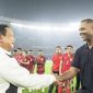 Momen presiden Prabowo turun ke lapangan untuk memberikan hormat kepada Squad Garuda (Dok.  Ist)
