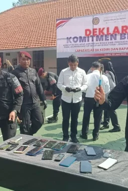 Ratusan Ponsel dan Sajam Hasil Razia di Lapas Kediri Dimusnahkan Petugas