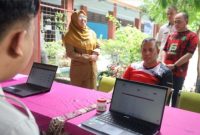 Warga yang kesulitan daftar SPMB (Dok. Ist)