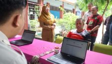 Warga yang kesulitan daftar SPMB (Dok. Ist)
