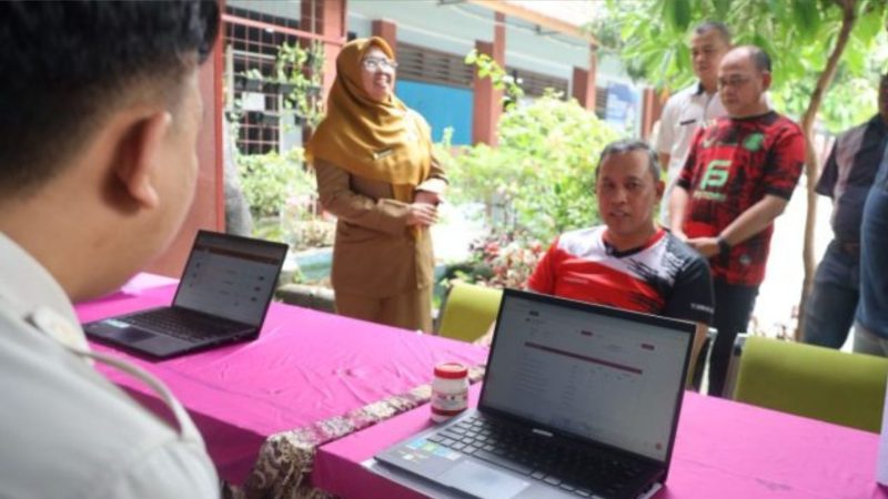 Warga yang kesulitan daftar SPMB (Dok. Ist)