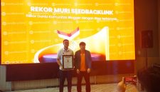 seedbacklink raih Rekor MURI sebagai komunitas narablog terbesar di dunia dengan 9.007 blogger, bukti kontribusi di industri digital marketing Indonesia.

