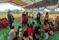 Polwan Jakut lakukan pemulihan pada korban kebakaran (Dok. Ist)