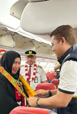 Suasana Haru Sambut Kedatangan Kloter Pertama Jemaah Haji Kalsel di Bandara Syamsudin Noor
