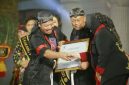 Momen Sugiri Sancoko dan Lisdya terima sertifikat dari UNESCO (Dok. Ist)