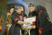 Momen Sugiri Sancoko dan Lisdya terima sertifikat dari UNESCO (Dok. Ist)