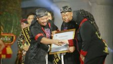 Momen Sugiri Sancoko dan Lisdya terima sertifikat dari UNESCO (Dok. Ist)