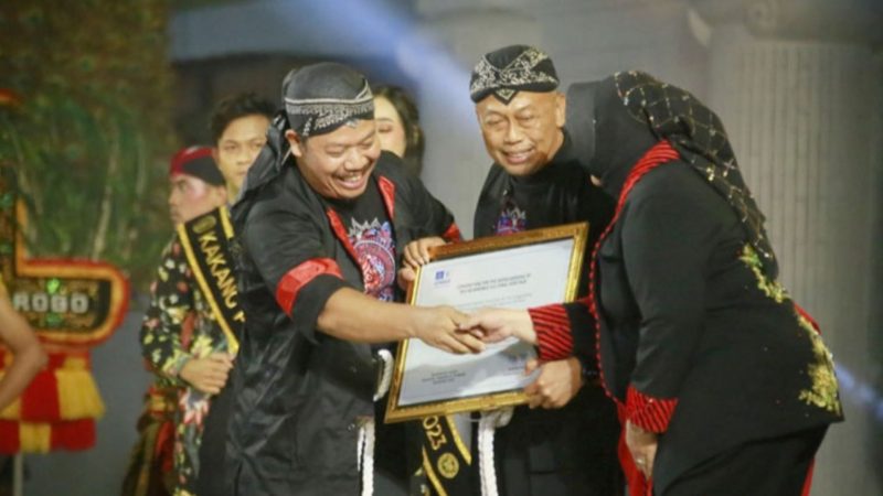 Momen Sugiri Sancoko dan Lisdya terima sertifikat dari UNESCO (Dok. Ist)