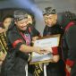 Momen Sugiri Sancoko dan Lisdya terima sertifikat dari UNESCO (Dok. Ist)