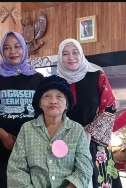 Mbah Surip Usia 110 Tahun Tetap Semangat Ikuti Festival Lansia Kediri 2025, Bikin Haru
