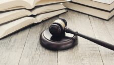 Bagaimana Cara Berpendapat dengan Mematuhi Norma Sosial dan Hukum