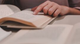 Bagaimana Cara Sebuah Editorial Mempengaruhi Pembaca?