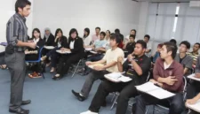 Bagaimana Mahasiswa dapat Menggunakan Media Sosial Secara Positif dan Bertanggung Jawab untuk Membangun Sikap yang Sehat dan Perilaku yang Konstruktif dalam Konteks Masyarakat Kontemporer?