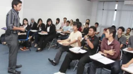 Bagaimana Mahasiswa dapat Menggunakan Media Sosial Secara Positif dan Bertanggung Jawab untuk Membangun Sikap yang Sehat dan Perilaku yang Konstruktif dalam Konteks Masyarakat Kontemporer?