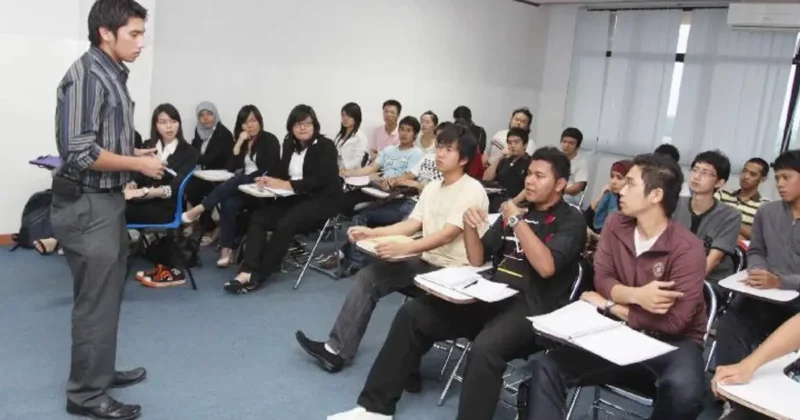 Bagaimana Mahasiswa dapat Menggunakan Media Sosial Secara Positif dan Bertanggung Jawab untuk Membangun Sikap yang Sehat dan Perilaku yang Konstruktif dalam Konteks Masyarakat Kontemporer?