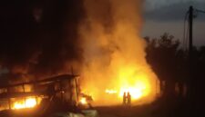 Kebakaran Hebat Lahap Gudang Plastik dan Pabrik Boneka di Jombang