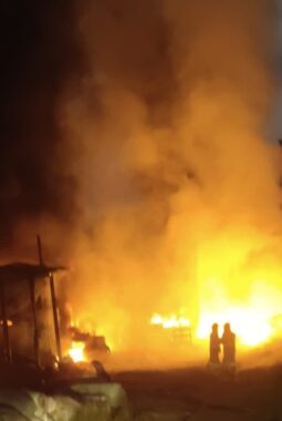 Kebakaran Hebat Lahap Gudang Plastik dan Pabrik Boneka di Jombang, Kerugian Diperkiraan Capai Milyaran!