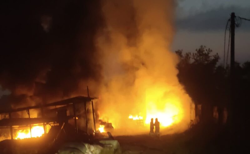 Kebakaran Hebat Lahap Gudang Plastik dan Pabrik Boneka di Jombang