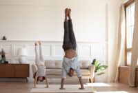 Bagaimana Cara Memberikan Bantuan pada Teman Saat Melakukan Headstand?