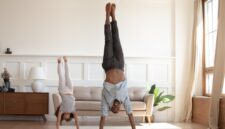 Bagaimana Cara Memberikan Bantuan pada Teman Saat Melakukan Headstand?