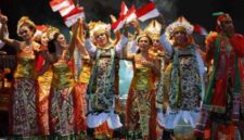 Bagaimana Sikap Kalian dalam Menghadapi Perbedaan Budaya dan Agama yang Ada di Lingkungan Kalian