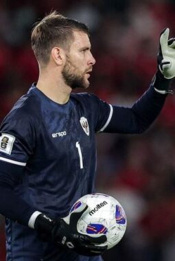 Kiper Timnas Indonesia Merapat ke Klub Ajax Amsterdam