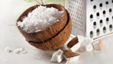 Apa Peran Kelapa Parut dalam Memberikan Serat pada Jajanan Jawa Barat?